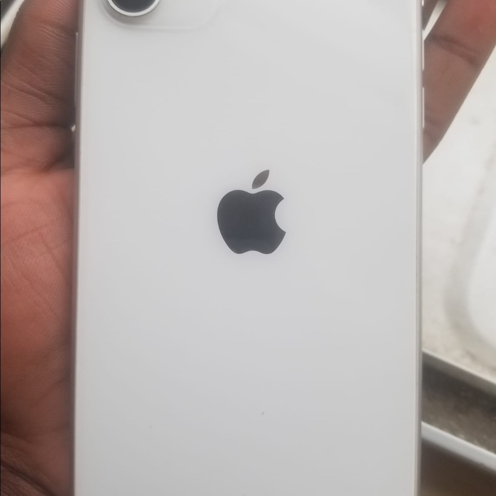 iPhone 11 - Picture 2 of 4